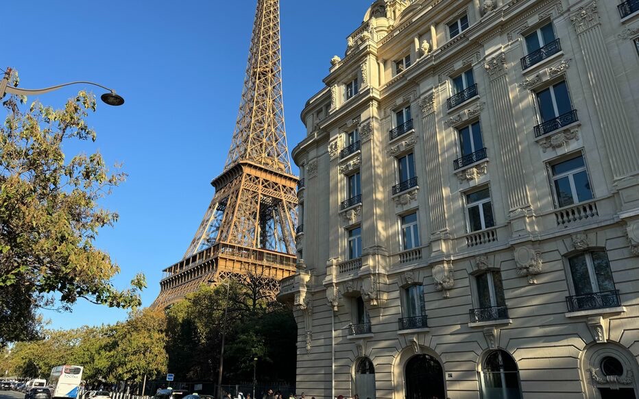 Îlot Branly — façade haussmannienne face à la Tour Eiffel