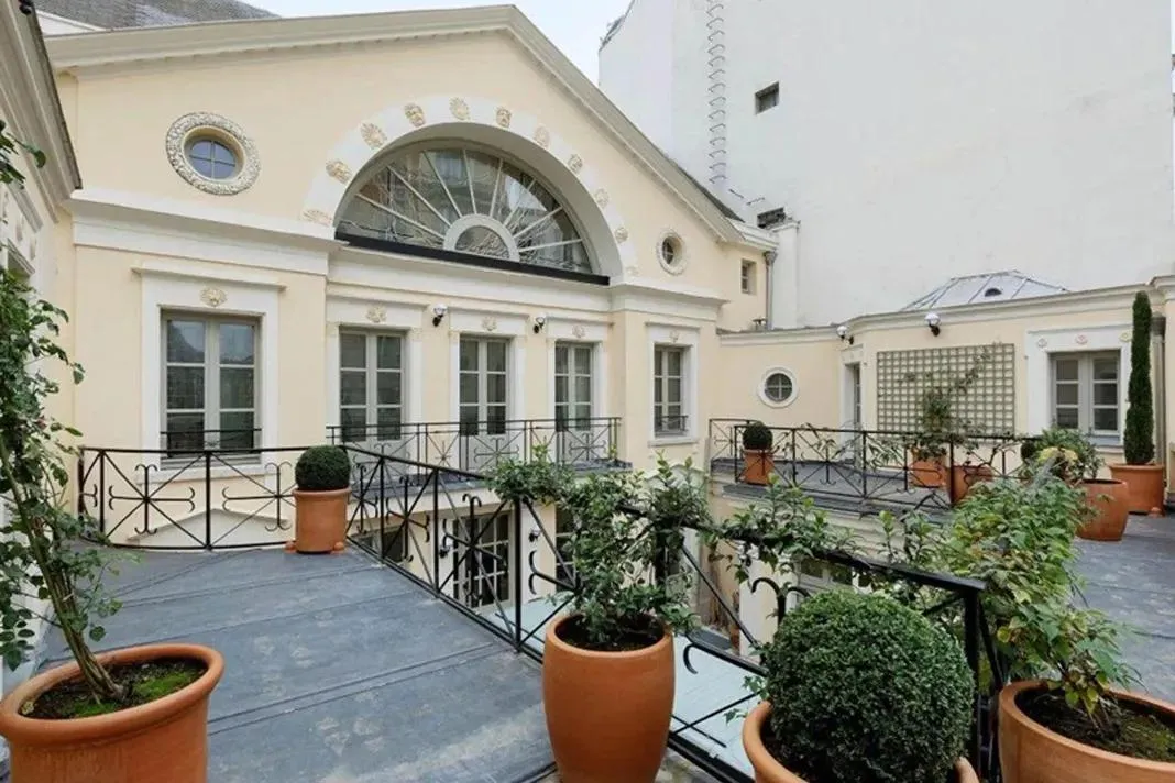 Cour et façade de l'Hôtel de Chambon, rue du Cherche-Midi, Paris 6ᵉ